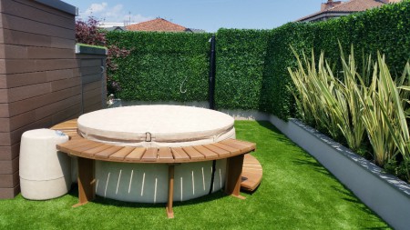 giardino su terrazzo con erba sintetica da 55 mm, posata su tappetino drenante + posa di siepe sintetica gelsomino