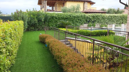 Giardino padronale con erba sintetica da 40mm