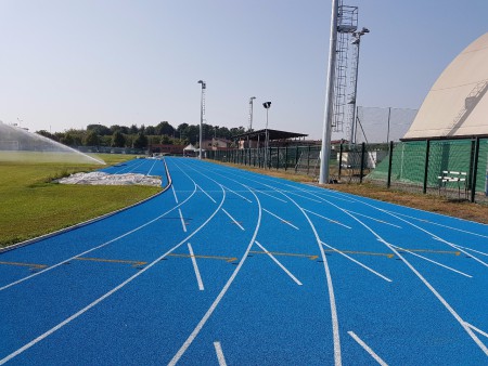 Pista d'atletica con sistema regupol e resina poliuretanica
